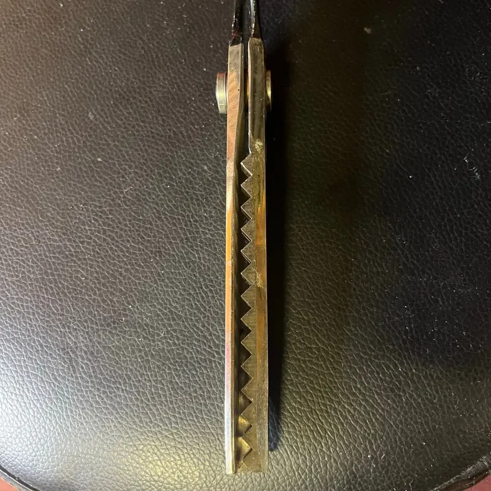 VINTAGE WISS SEWING PINKING SHEARS. MADE IN NEWARK NJ USA. WISS VINTAGE SHEARS.